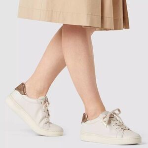 Coach Clip Leather Low Top Sneakers 
Women’s Size: 8.5 Casual Elevated